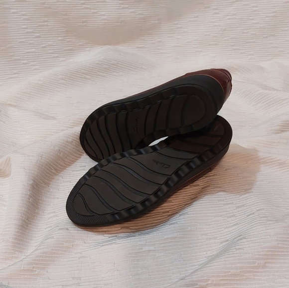 Clarks Maroon Croc-Patterned Loafers - Picture 9 of 11